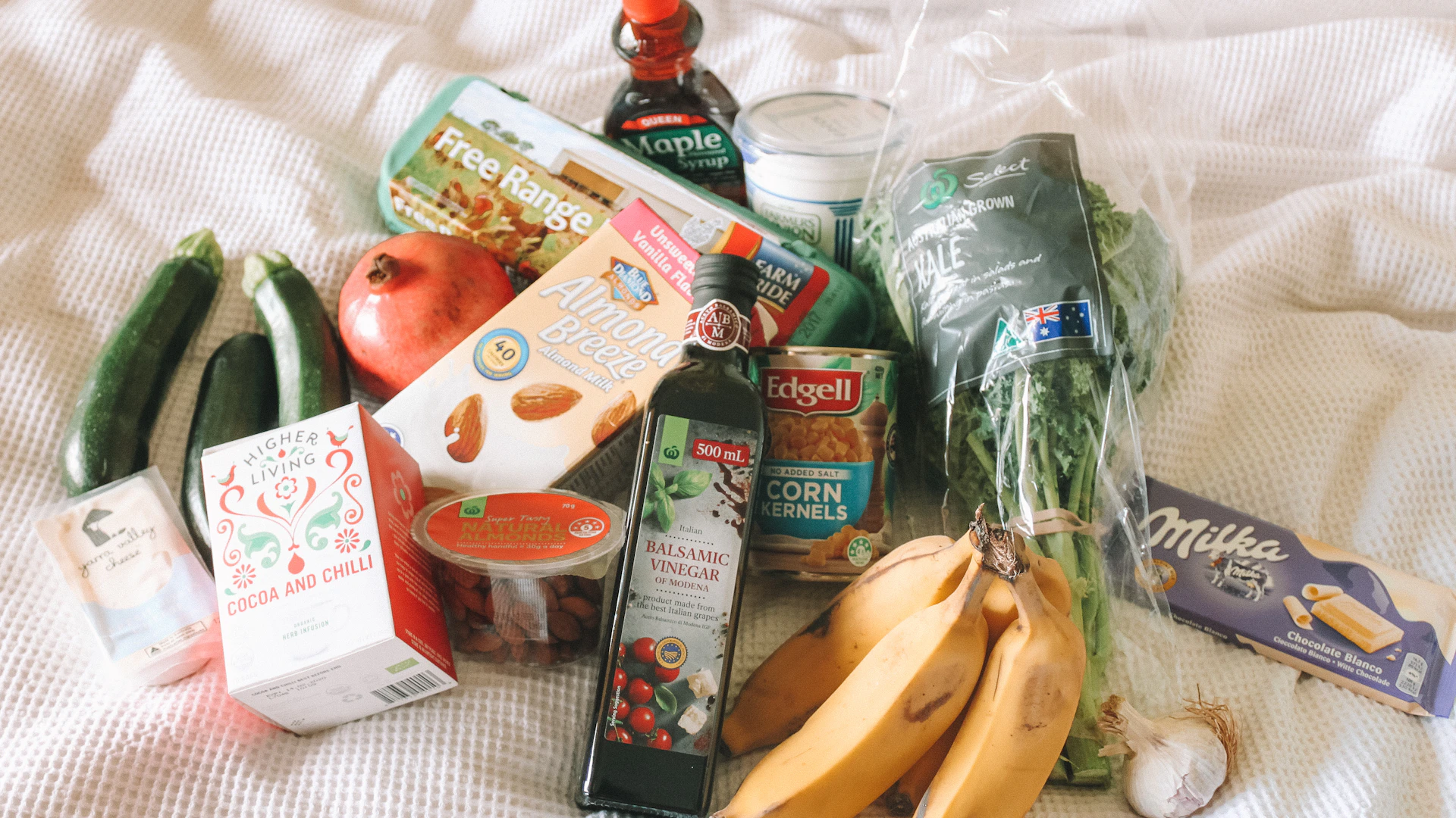 Fresh groceries in a paper bag — Gallen Shop hero